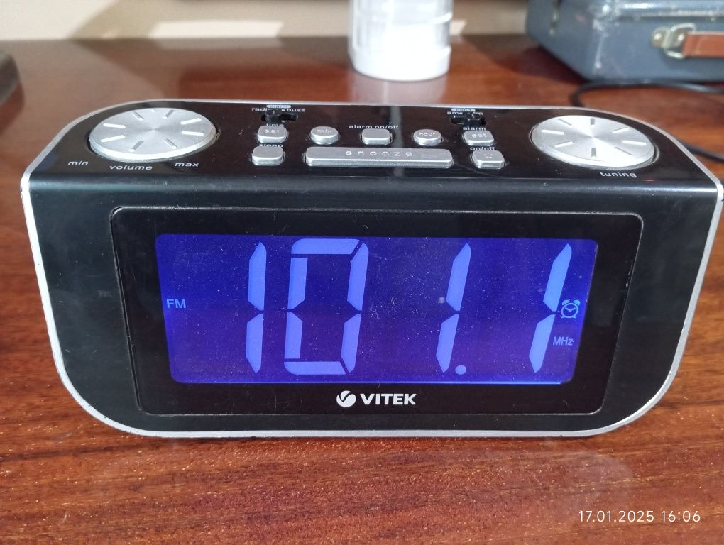 Часы будильник VITEK