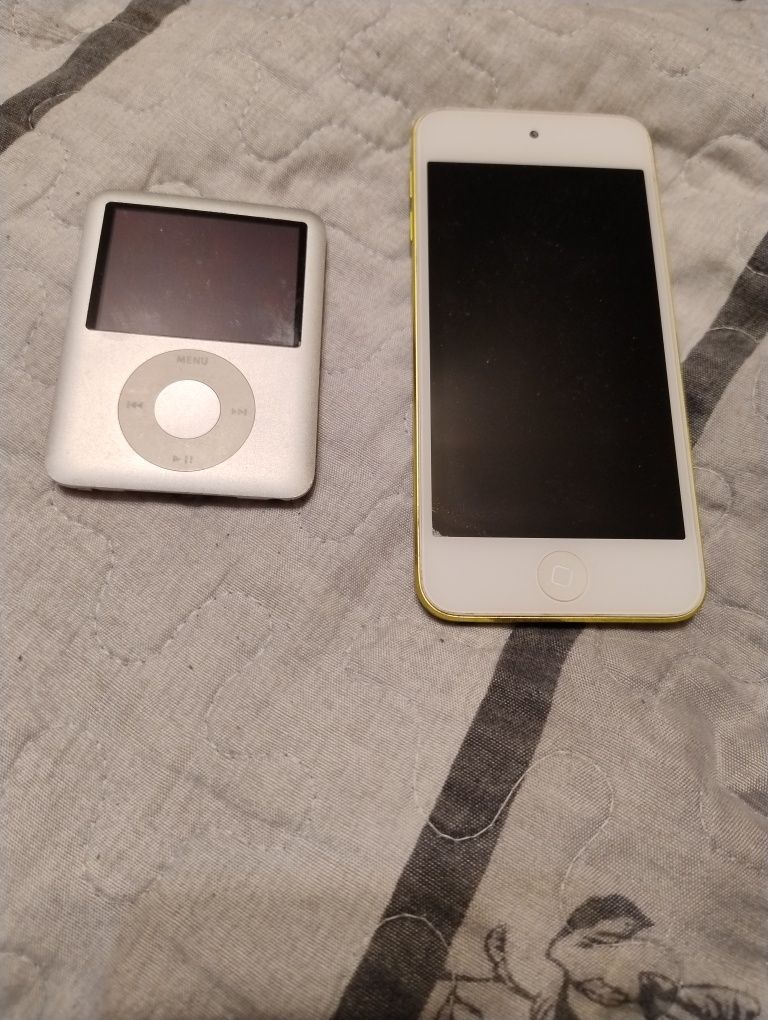 2 ipod -uri, ambele la prețul afișat