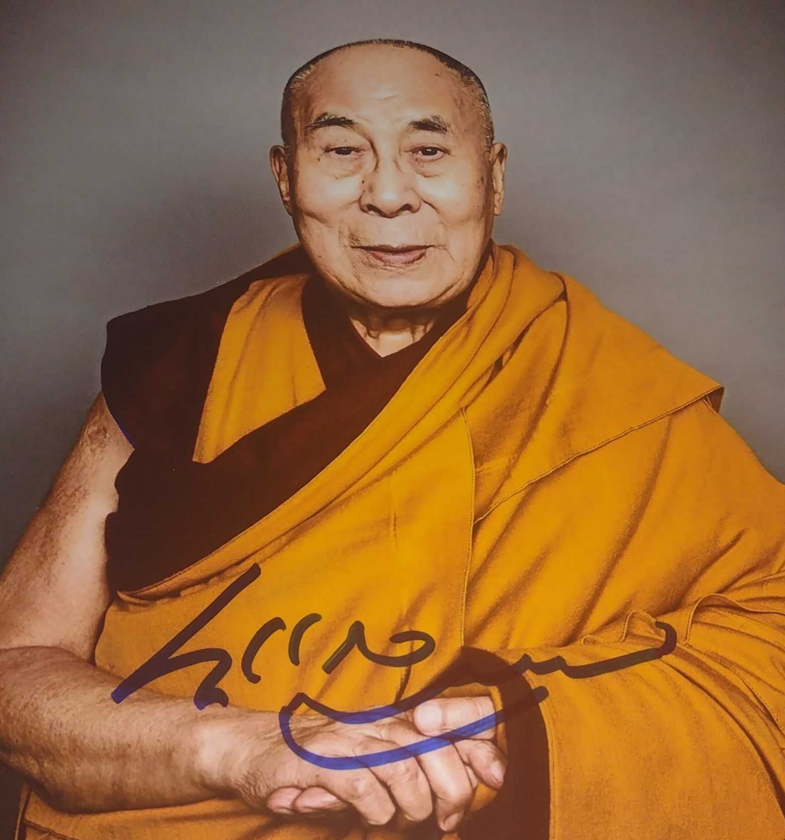 Poza semnata de Dalai Lama