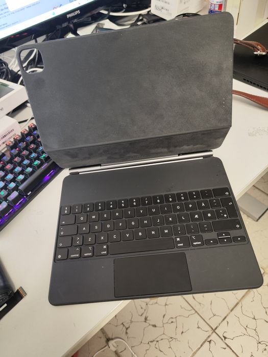 Husa originala ipad pro 12.9 gen 5, cu tastatura