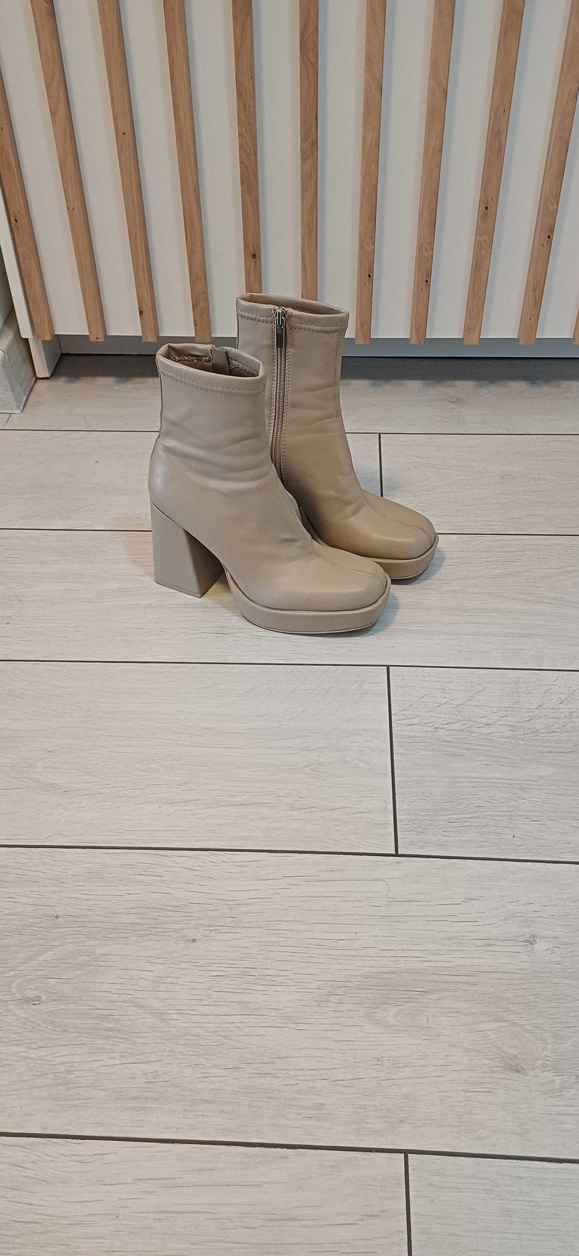Vand gheata cu platforma marimea 37, culoare bej - SUPERBE