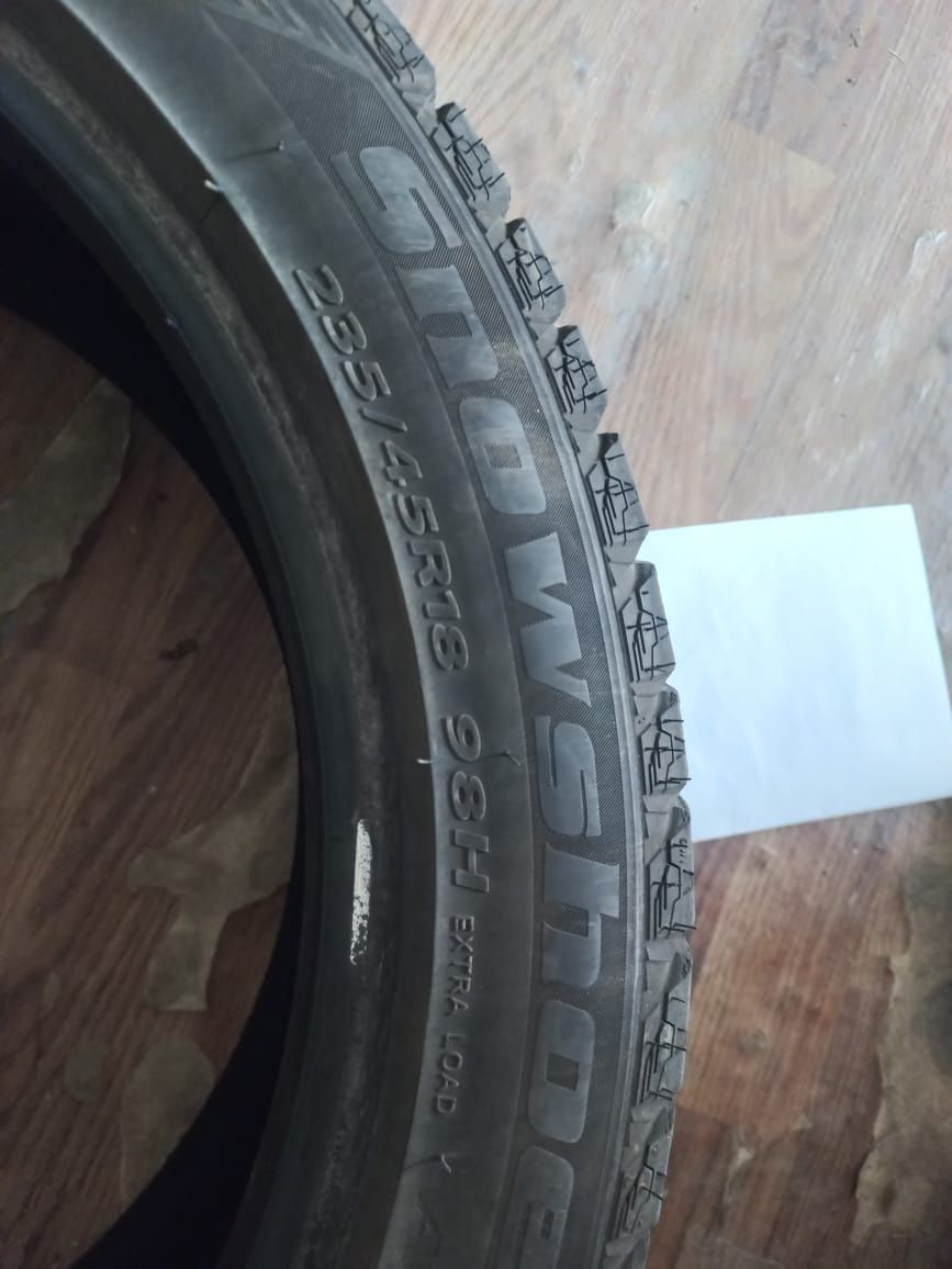 Продам шины 235 45 R18