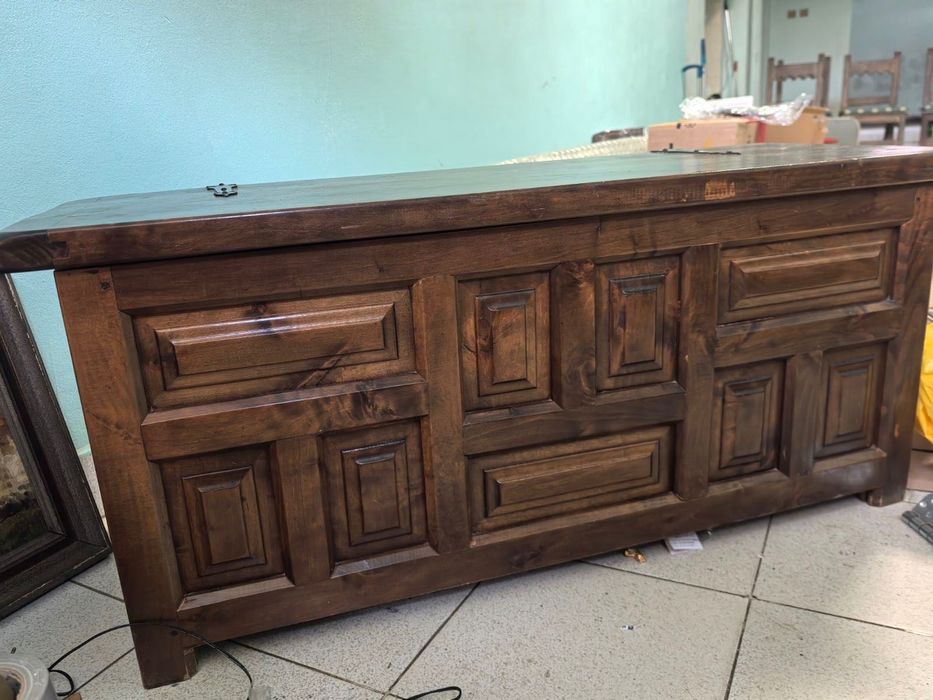 Античен масивен дървен сандък от орех