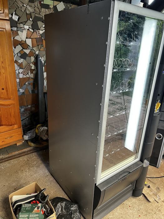 Вендинг машина за храни и напитки Некта Снаки