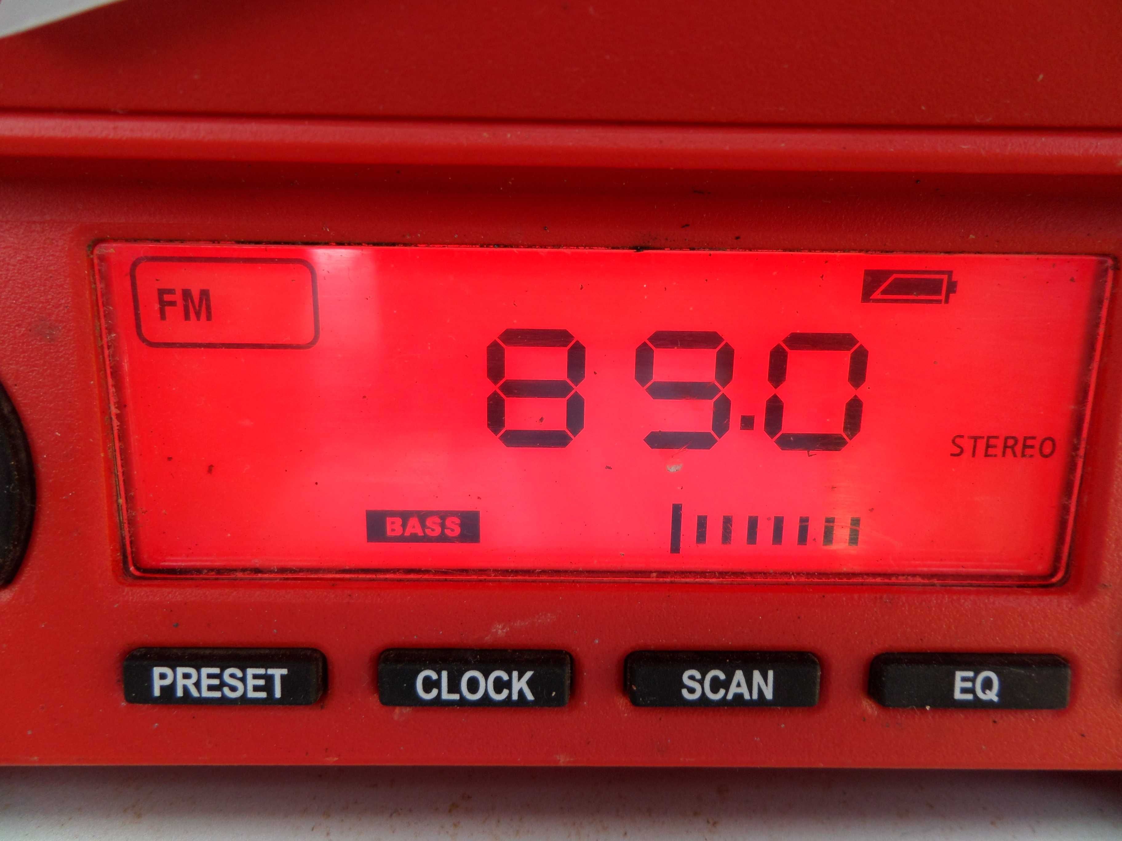 Radio santier Milwaukee C12-28DCR functioneaza la priza pe acumulatori