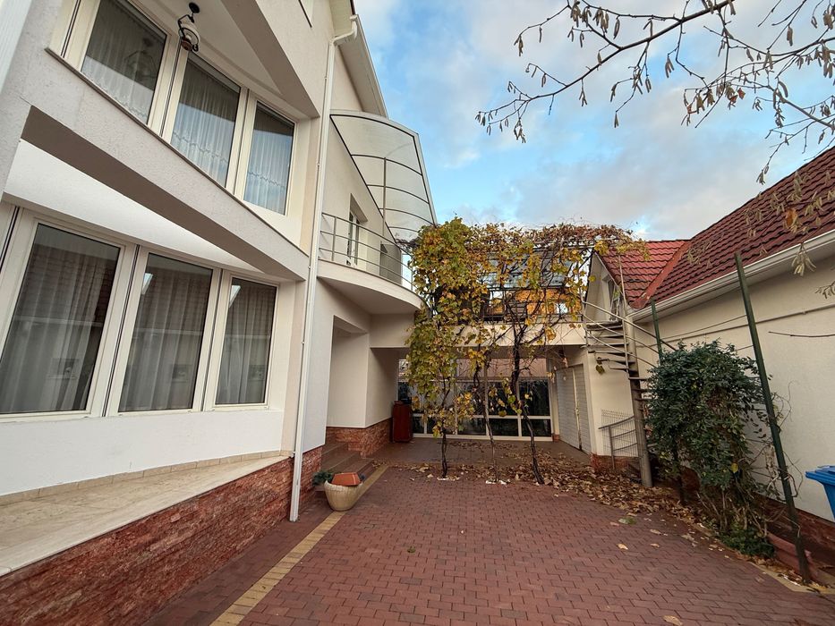 Casă ultracentrală în zona istorică Bistrița, 3 nivele, garaj