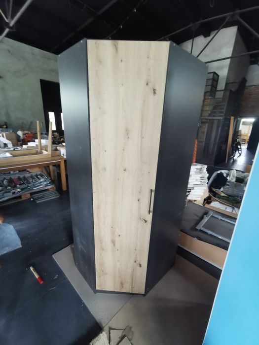 Dulap pe colt de vanzare