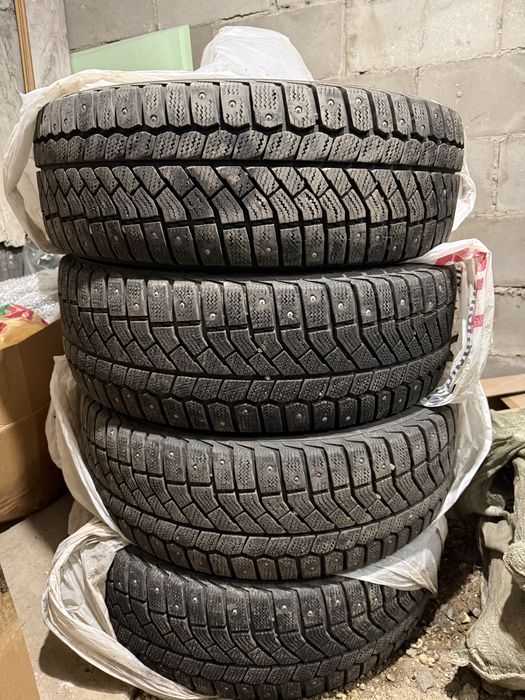 Продам зимнюю резину 215/60/16