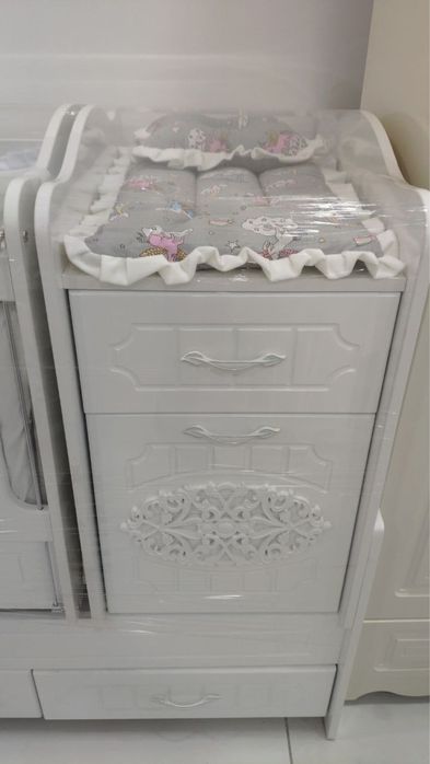 Детская кровать с комодом и пеленальным столом