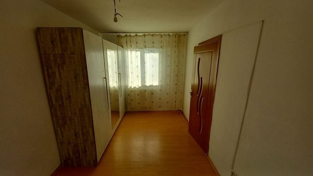 Vând apartament cu 2 camere,semidecomandat etaj 4 accept și schimb .