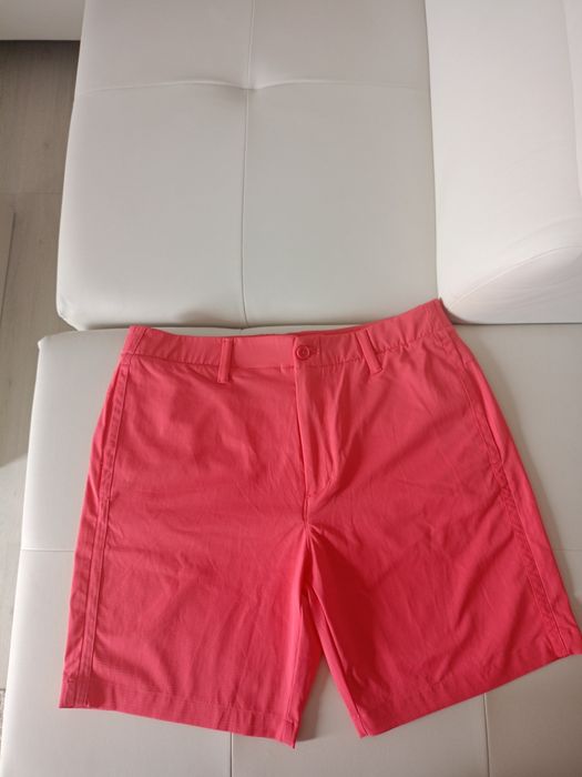 Vând bermude barbatesti Under Armour, produs de calitate.