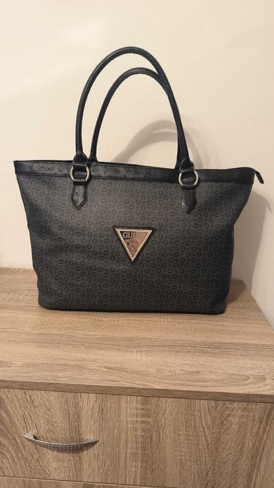 Оригинална черна чанта Guess.