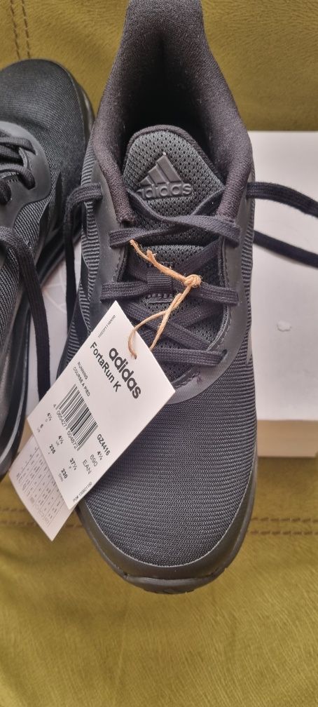 ADIDAS нови чисто черни маратонки, размер 37.5
