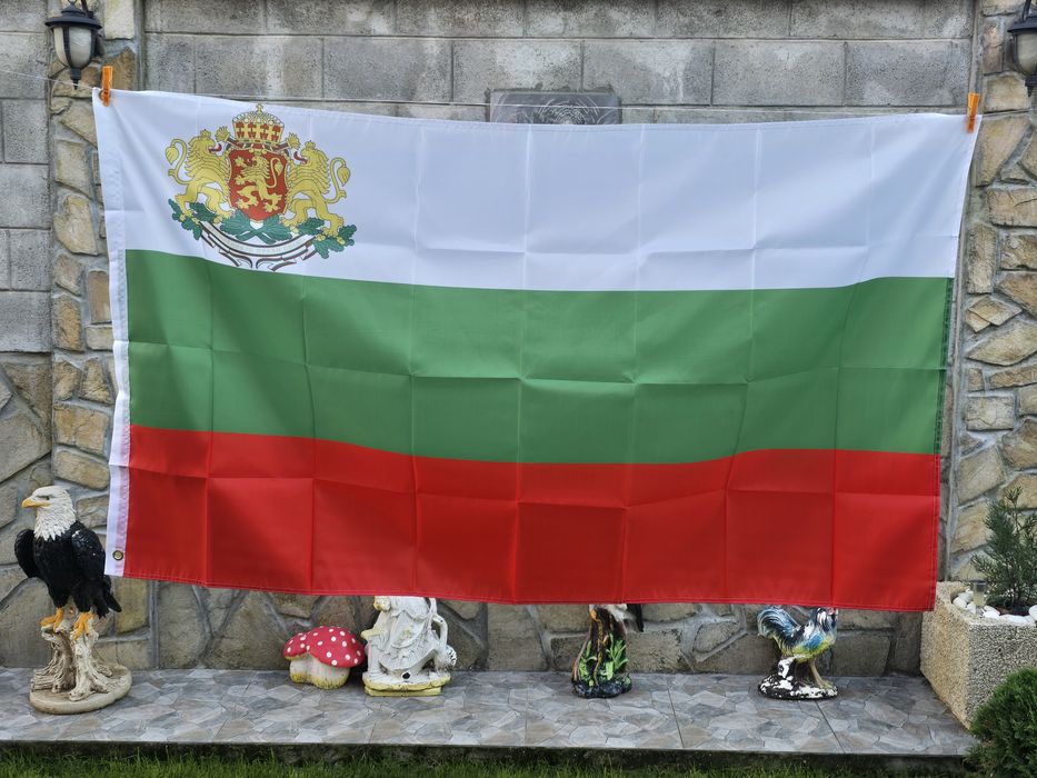 Голямо знаме на България с наспис (СВОБОДА ИЛИ СМ*РТ)