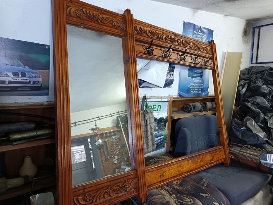 Закачалка с огледало от масив