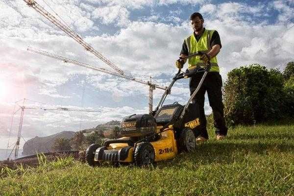 Акумулаторна косачка DeWALT DCMW564P2 с 2 батерии 5 ah и зарядно