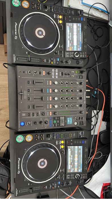 Set complet Pioneer CDJ-2000NXS2 + DJM-900NXS2 cu case și cabluri