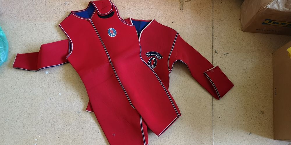 Неупрен 2 частни, яке и гащеризон с къс крачол.