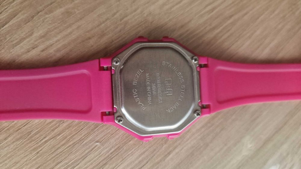 QiQ Дамски цикламен часовник