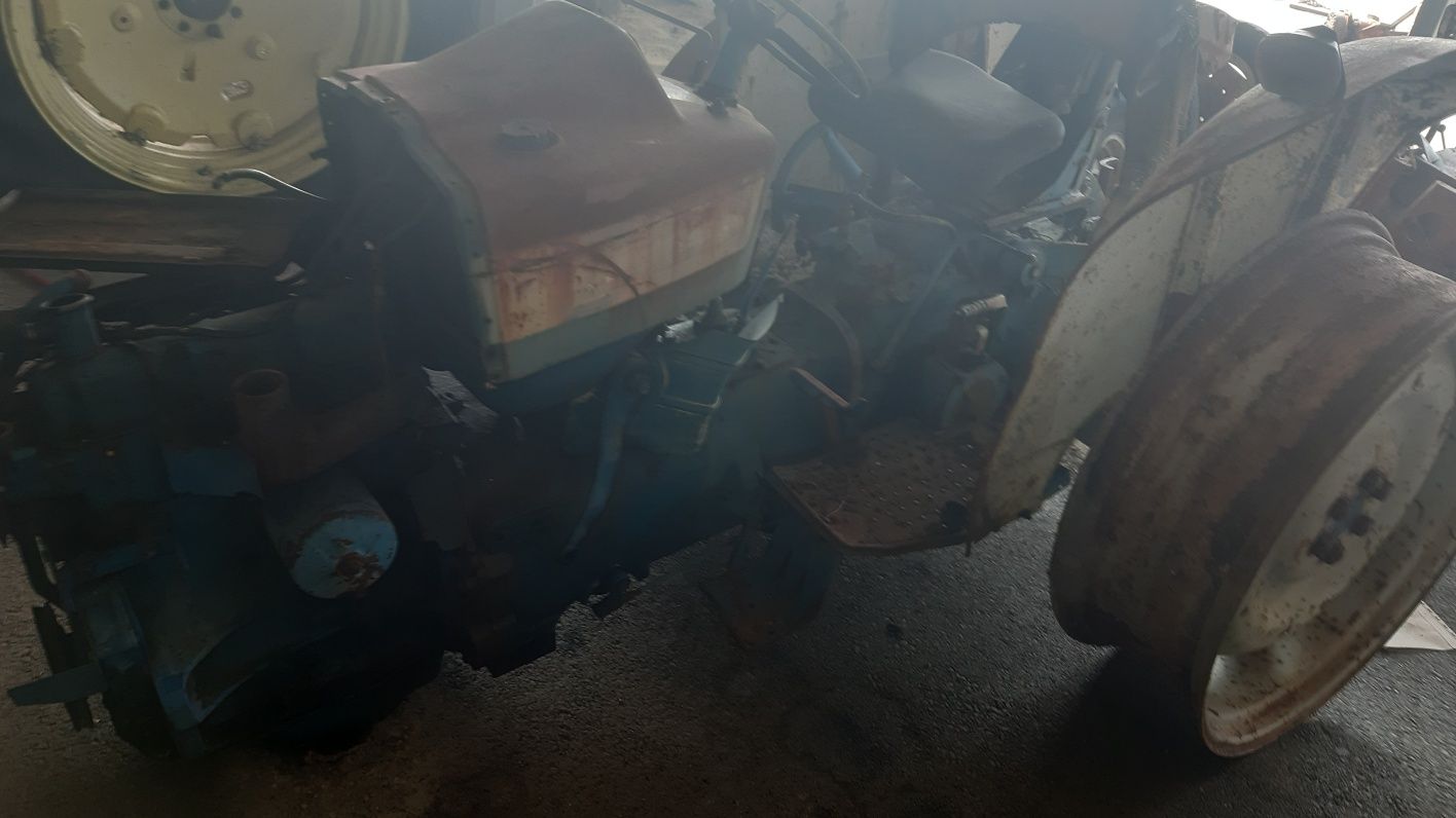 Dezmembrez tractor ford 2000 3000