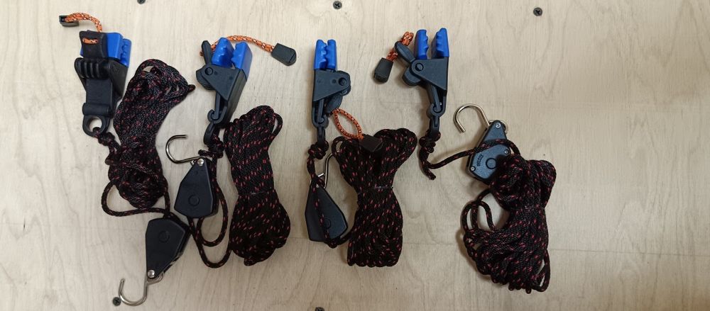 В продаже имеется натяжители для потолка (третья рука)