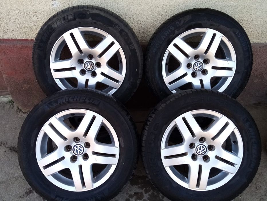 Vând set de 4 jante Volkswagen, dimensiune 195/65 R15, în stare bună.