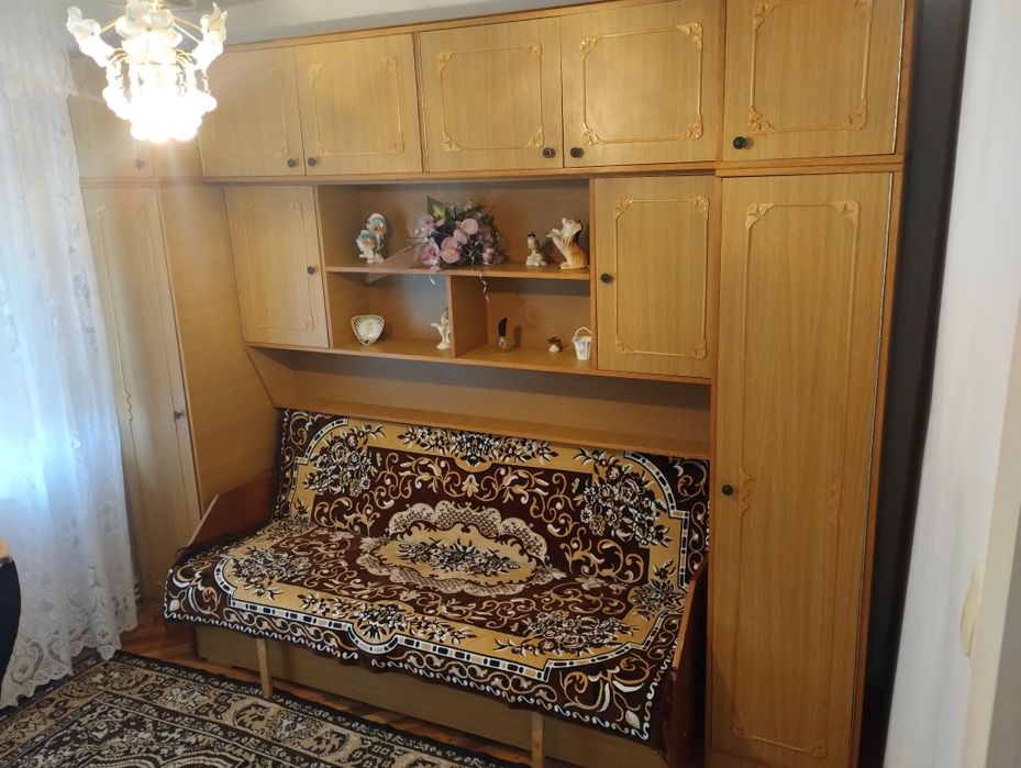 Vând dormitor și masă de birou