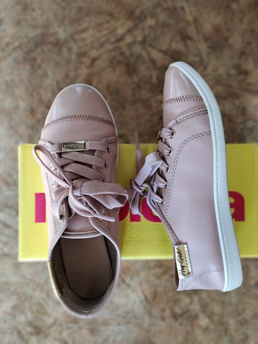 Продается демисезонные женские ботинки и шлепки.