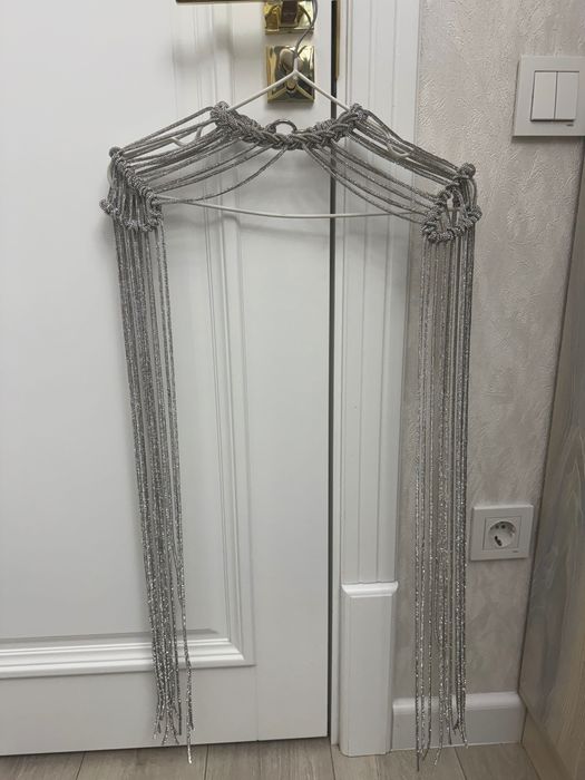 Украшение на плечи из стразового шнура