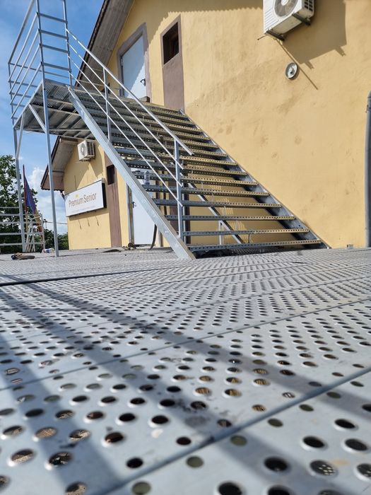 Vând scarii metalice zincate exterioare și pentru incendii , platforme