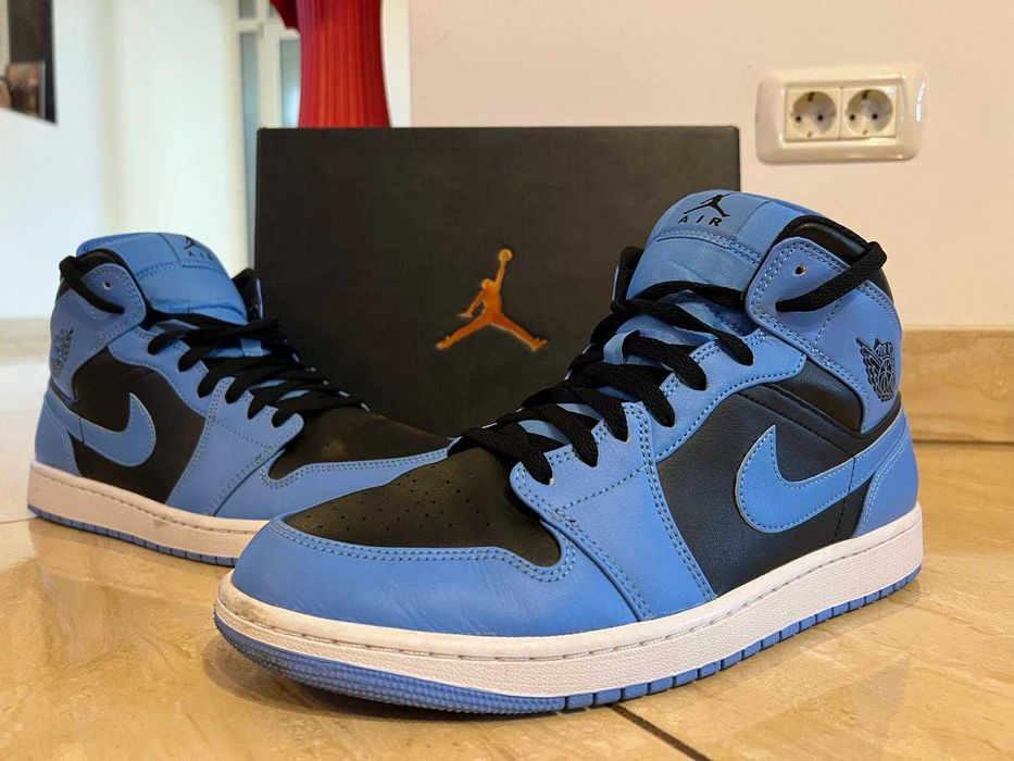 Air Jordan 1 Mid University Blue