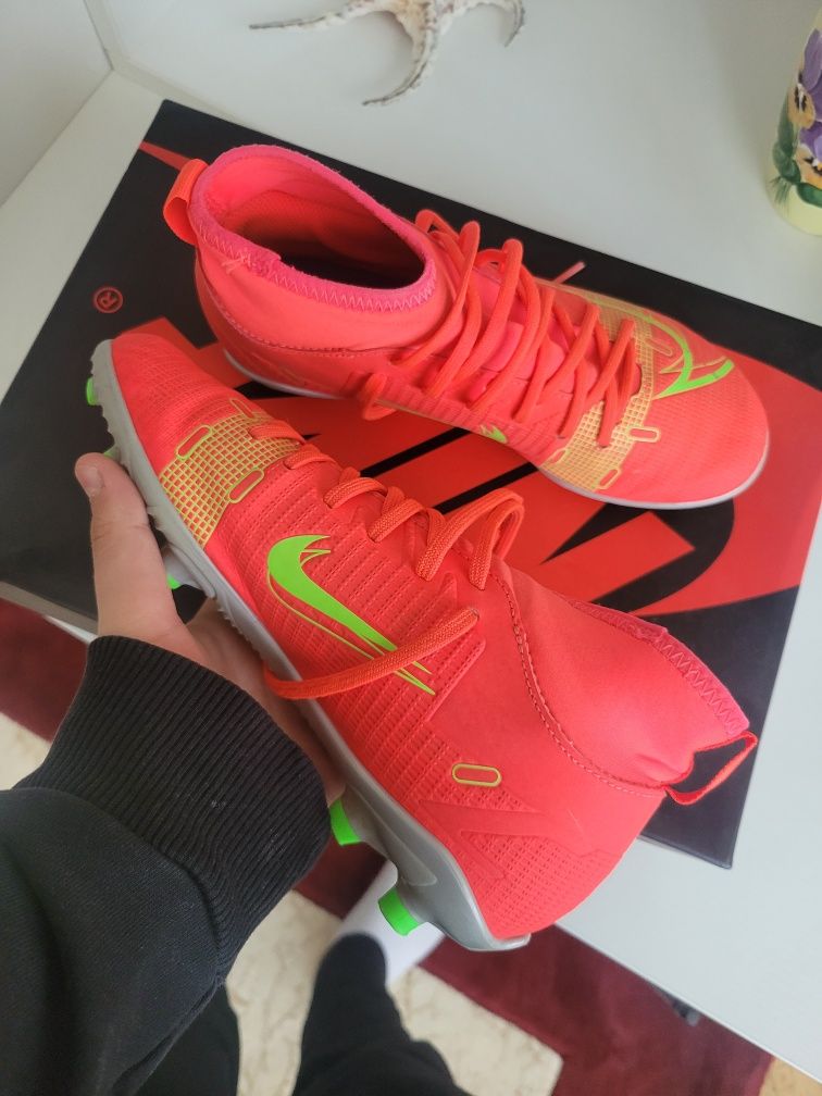 Ghete de fotbal nike mercurial