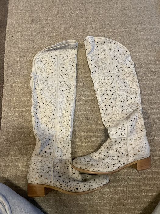 Cizme de vara din piele perforata.