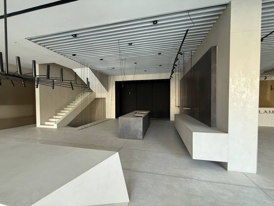 Сдаётся в аренду трёхэтажное здание, первая линия. Лабзак, быв. Динамо