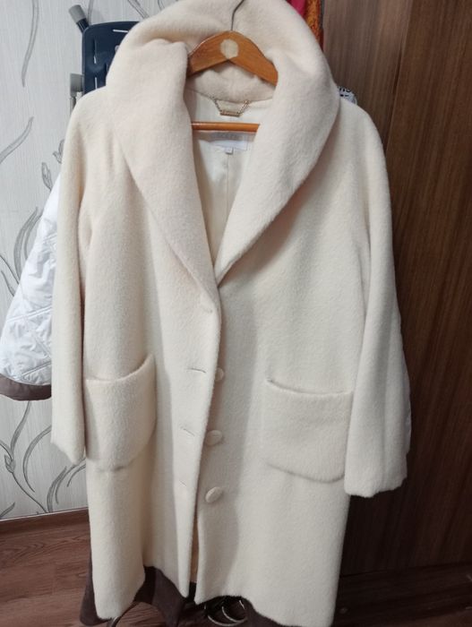 Продается женское пальто.