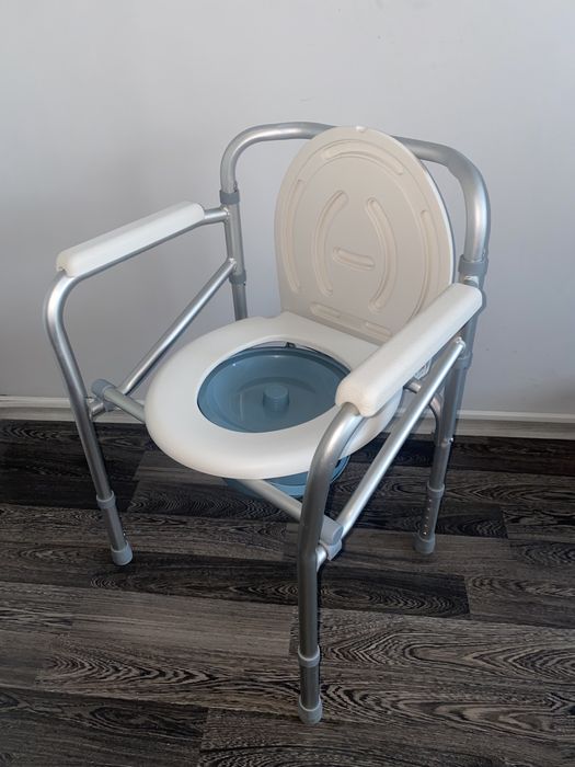 Тоалетен санитарен стол