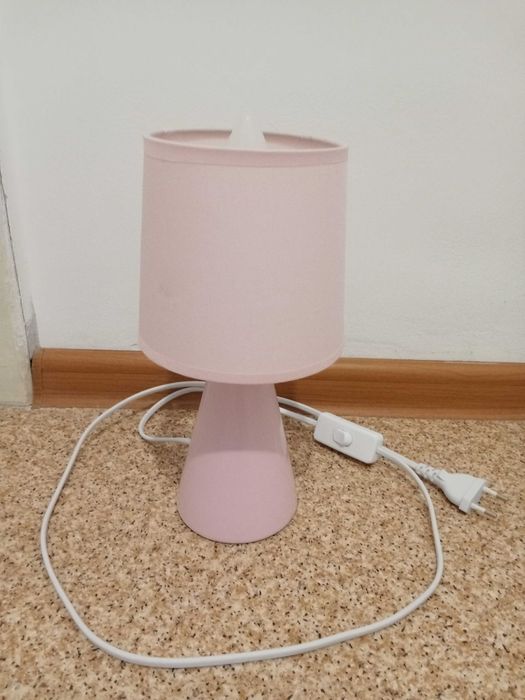 Лампа осветительный прибор в розовом цвете