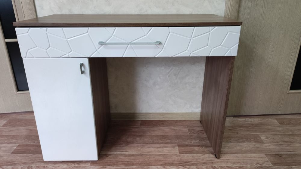 Продам туалетный столик для макияжа с зеркалом