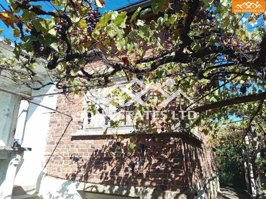 Продава се едноетажна къща с приземен етаж и двор – гр. Казанлък