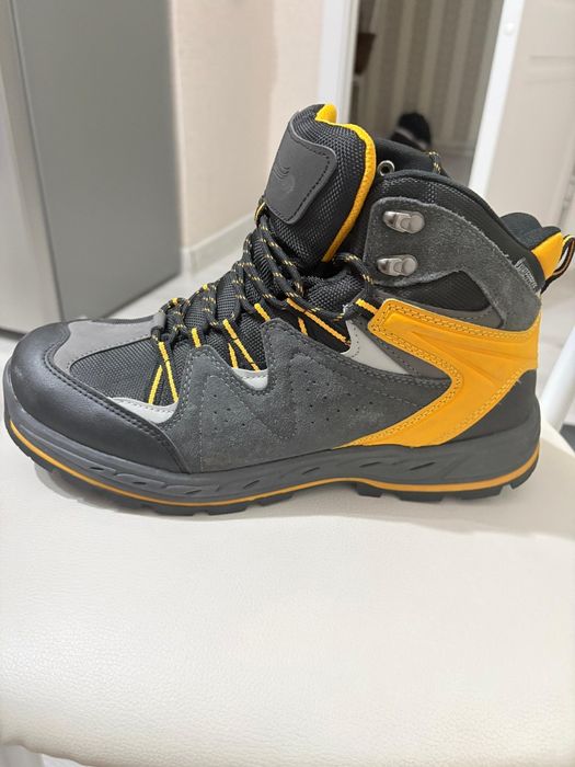 Продам фирменные кроссовки