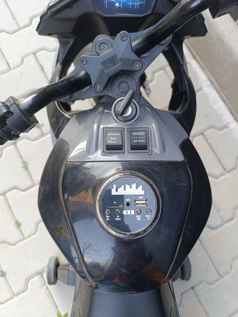 Акумулаторен мотор APRILIA TUONO V4 1100 RR с кожена седалка 12V