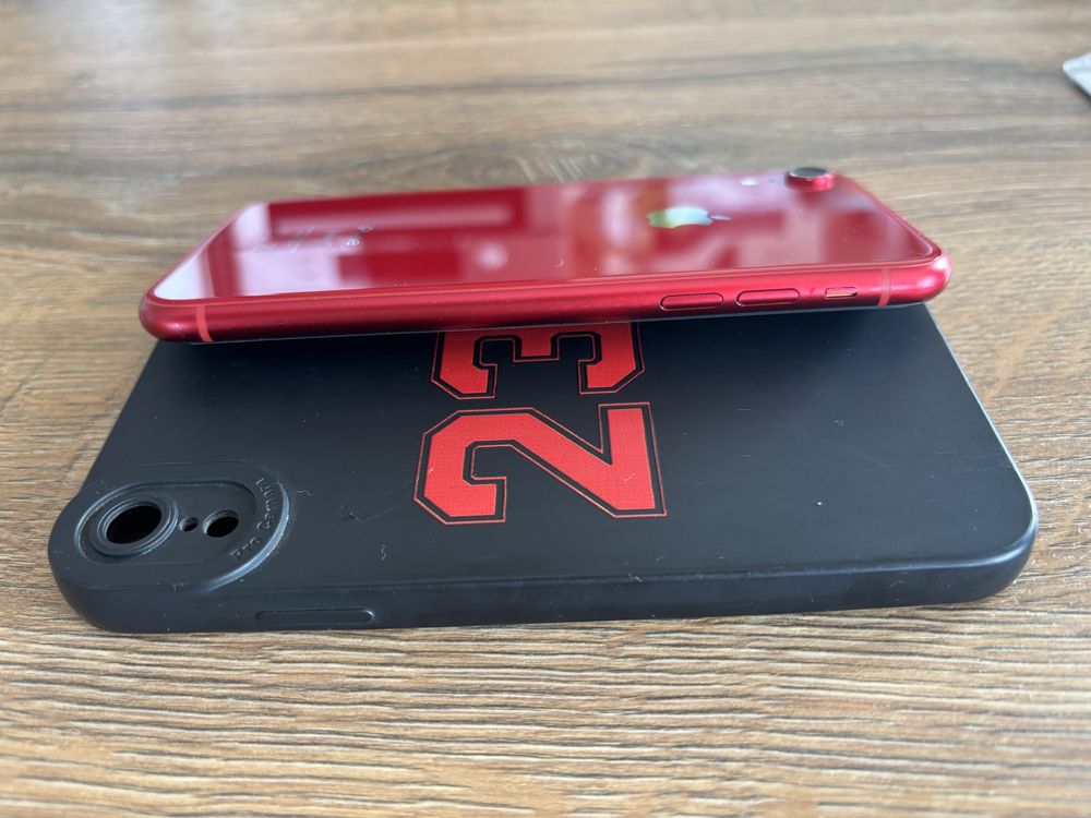 Продавам iPhone XR в отлично състояние с минимални следи от употреба