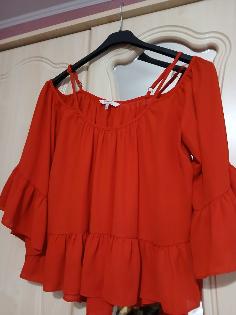 Bluza roșie  foarte frumoasă