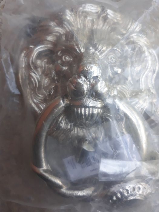 Месингово чукало за врата лъвска глава