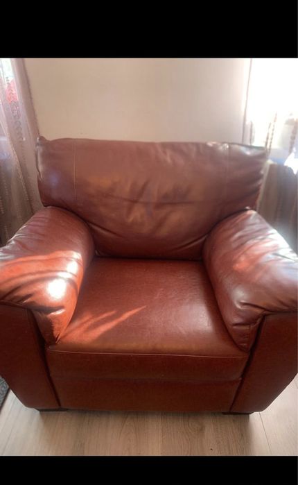 Vând canapea extensibilă cu două fotolii din piele