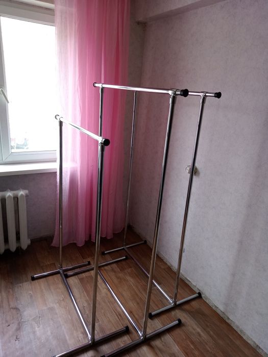 Продам Вешалки напольные новые разбираються столики диван