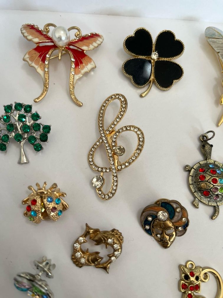 Lot bijuterii diverse 8 bratari, 20 de brose, cercei, pandative