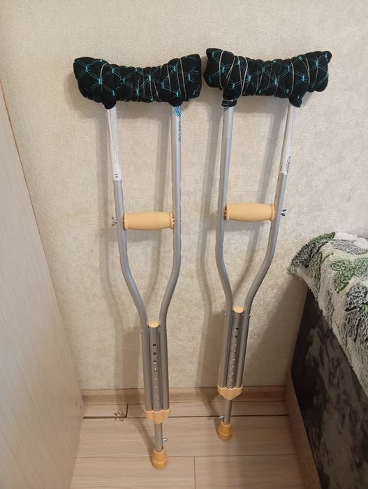 Продам костыли новые