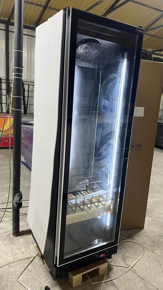 Vitrina frigorifica verticala pentru sucuri cu led
