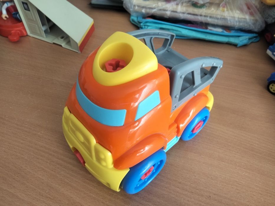 Игрушечный грузовик